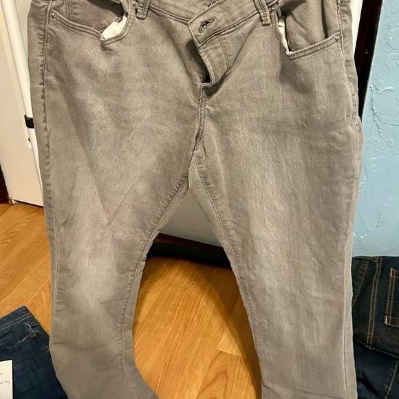 SOLD 5 or lady’s jeans - Picture 13 of 16